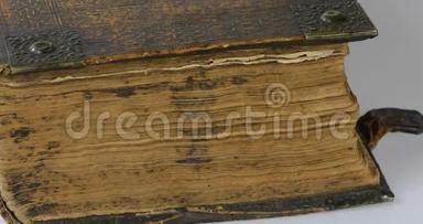 1747年用木盖板装皮革的《圣经》